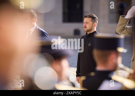 Praesident Wolodymyr Selenskyj zu Besuch in Frankreich Praesident Wolodymyr Selenskyj trifft Emmanuel MACRON. Praesident Wolodymyr Selenskyj zu Besuch a Frankreich AM 07.06.2024, visita ufficiale del presidente dell'Ucraina in Francia, foto:Ufficio presidenziale dell'Ucraina via SVEN SIMON Fotoagentur GmbH & Co Pressefoto KG Prinzess-Luise-Str. 41 45479 M u e l h e i m / R u h r Tel. 0208/9413250 Fax. 0208/9413260 GLS Bank BLZ 430 609 67 KTO. 4030 025 100 IBAN DE75 4306 0967 4030 0251 00 BIC GENODEM1GLS www.svensimon.net Parigi Frankreich *** visita del Presidente Volodymyr Zelensky in Francia Presiden Foto Stock