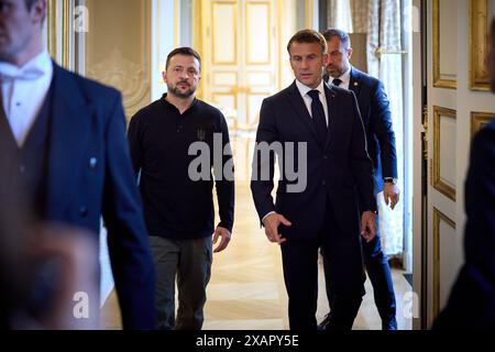 Praesident Wolodymyr Selenskyj zu Besuch in Frankreich Praesident Wolodymyr Selenskyj trifft Emmanuel MACRON. Praesident Wolodymyr Selenskyj zu Besuch a Frankreich AM 07.06.2024, visita ufficiale del presidente dell'Ucraina in Francia, foto:Ufficio presidenziale dell'Ucraina via SVEN SIMON Fotoagentur GmbH & Co Pressefoto KG Prinzess-Luise-Str. 41 45479 M u e l h e i m / R u h r Tel. 0208/9413250 Fax. 0208/9413260 GLS Bank BLZ 430 609 67 KTO. 4030 025 100 IBAN DE75 4306 0967 4030 0251 00 BIC GENODEM1GLS www.svensimon.net Parigi Frankreich *** visita del Presidente Volodymyr Zelensky in Francia Presiden Foto Stock