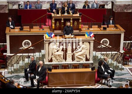 Praesident Wolodymyr Selenskyj zu Besuch in Frankreich Praesident Wolodymyr Selenskyj spricht in der Franzoesischen Nationalversammlung, Praesident Wolodymyr Selenskyj zu Besuch in Frankreich am 07.06.2024, visita ufficiale del presidente dell'Ucraina in Francia, foto:Ufficio presidenziale dell'Ucraina via SVEN SIMON Fotoagentur GmbH & Co Pressefoto KG Prinzess-Luise-Str. 41 45479 M u e l h e i m / R u h r Tel. 0208/9413250 Fax. 0208/9413260 GLS Bank BLZ 430 609 67 KTO. 4030 025 100 IBAN DE75 4306 0967 4030 0251 00 BIC GENODEM1GLS www.svensimon.net Parigi Frankreich *** Presidente Volodymyr Selens Foto Stock