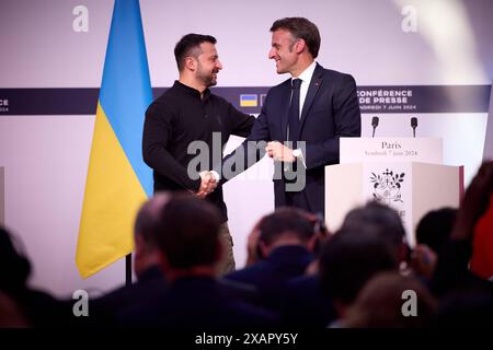 Praesident Wolodymyr Selenskyj zu Besuch in Frankreich Praesident Wolodymyr Selenskyj trifft Emmanuel MACRON. Praesident Wolodymyr Selenskyj zu Besuch a Frankreich AM 07.06.2024, visita ufficiale del presidente dell'Ucraina in Francia, foto:Ufficio presidenziale dell'Ucraina via SVEN SIMON Fotoagentur GmbH & Co Pressefoto KG Prinzess-Luise-Str. 41 45479 M u e l h e i m / R u h r Tel. 0208/9413250 Fax. 0208/9413260 GLS Bank BLZ 430 609 67 KTO. 4030 025 100 IBAN DE75 4306 0967 4030 0251 00 BIC GENODEM1GLS www.svensimon.net Parigi Frankreich *** visita del Presidente Volodymyr Zelensky in Francia Presiden Foto Stock