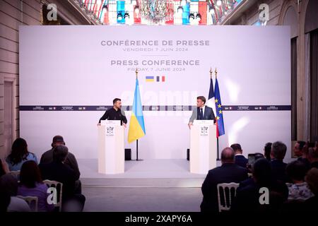 Praesident Wolodymyr Selenskyj zu Besuch in Frankreich Praesident Wolodymyr Selenskyj trifft Emmanuel MACRON. Praesident Wolodymyr Selenskyj zu Besuch a Frankreich AM 07.06.2024, visita ufficiale del presidente dell'Ucraina in Francia, foto:Ufficio presidenziale dell'Ucraina via SVEN SIMON Fotoagentur GmbH & Co Pressefoto KG Prinzess-Luise-Str. 41 45479 M u e l h e i m / R u h r Tel. 0208/9413250 Fax. 0208/9413260 GLS Bank BLZ 430 609 67 KTO. 4030 025 100 IBAN DE75 4306 0967 4030 0251 00 BIC GENODEM1GLS www.svensimon.net Parigi Frankreich *** visita del Presidente Volodymyr Zelensky in Francia Presiden Foto Stock