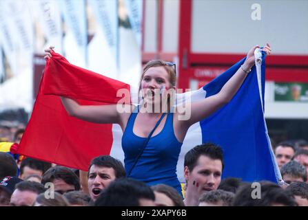 Vienna, Austria. 10 giugno 2008. Il 13° Campionato europeo di calcio (ufficialmente UEFA EURO 2008) si è svolto dal 7 al 29 giugno 2008 in Austria e Svizzera. Visione pubblica a Vienna al Rathausplatz con i sostenitori della nazionale francese Foto Stock