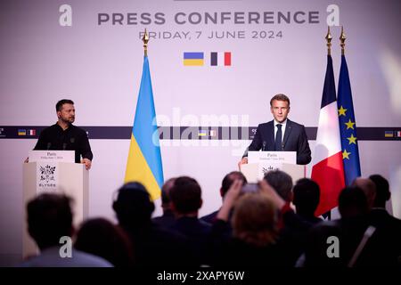 Praesident Wolodymyr Selenskyj zu Besuch in Frankreich Praesident Wolodymyr Selenskyj trifft Emmanuel MACRON. Praesident Wolodymyr Selenskyj zu Besuch a Frankreich AM 07.06.2024, visita ufficiale del presidente dell'Ucraina in Francia, foto:Ufficio presidenziale dell'Ucraina via SVEN SIMON Fotoagentur GmbH & Co Pressefoto KG Prinzess-Luise-Str. 41 45479 M u e l h e i m / R u h r Tel. 0208/9413250 Fax. 0208/9413260 GLS Bank BLZ 430 609 67 KTO. 4030 025 100 IBAN DE75 4306 0967 4030 0251 00 BIC GENODEM1GLS www.svensimon.net Parigi Frankreich *** visita del Presidente Volodymyr Zelensky in Francia Presiden Foto Stock