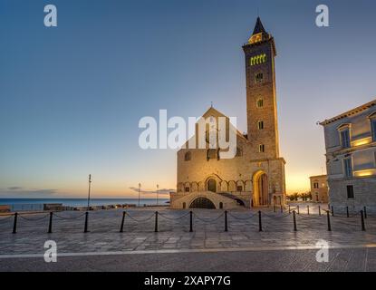 Piazza Duomo con la famosa cattedrale di Trani al crepuscolo Foto Stock