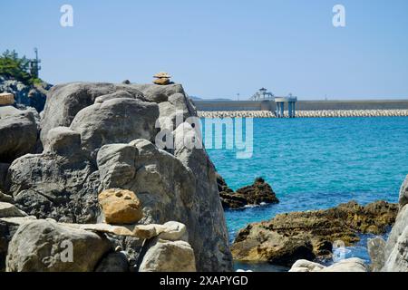 Donghae City, Corea del Sud - 18 maggio 2024: Veduta della costa rocciosa e delle formazioni rocciose vicino a Chuam Candlestick Rock a Donghae. Una rottura di cemento Foto Stock