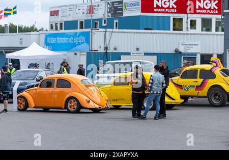 Bug Run al Mantorp Park, Mantorp, Svezia, durante il sabato. Gli appassionati di VW provenienti da tutta la Svezia si riuniscono alla Bug Run, che celebra i 40 anni di quest'anno, qui le persone incontrano coleotteri VW, autobus e altri modelli VW classici. Foto Stock