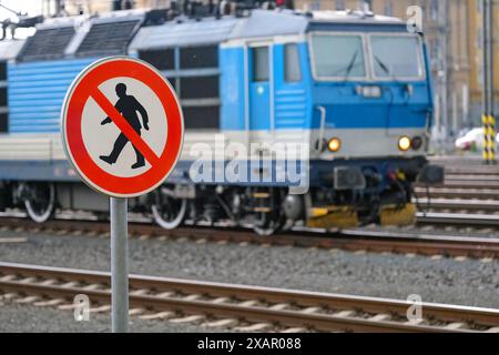 nessun cartello d'ingresso alla stazione ferroviaria Foto Stock