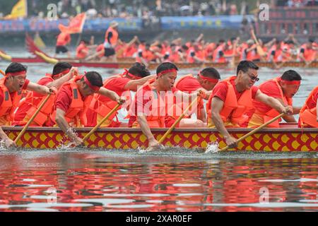 Pechino, la provincia cinese di Hunan. 8 giugno 2024. Le squadre gareggiano durante una corsa in barca a drago nella città di Zixing, nella provincia di Hunan, nella Cina centrale, l'8 giugno 2024. Per celebrare l'imminente Duanwu, o il Dragon Boat Festival, si sono svolte corse di dragoni in molti luoghi della Cina. Il festival è celebrato il quinto giorno del quinto mese nel calendario lunare cinese per commemorare l'antico poeta cinese Qu Yuan del periodo degli Stati combattenti (475-221 a.C.). Crediti: Guo Liliang/Xinhua/Alamy Live News Foto Stock