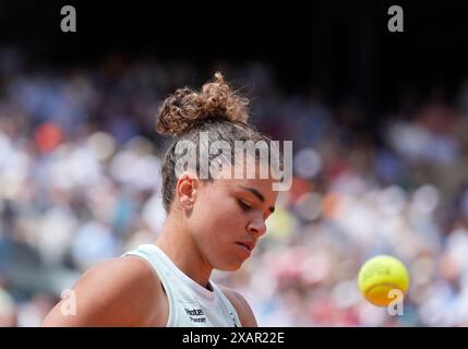 Parigi, Francia. 8 giugno 2024. Jasmine Paolini reagisce durante la finale di singolare femminile tra IgA Swiatek della Polonia e Jasmine Paolini dell'Italia al torneo di tennis Open di Francia al Roland Garros, Parigi, Francia, 8 giugno 2024. Crediti: Gao Jing/Xinhua/Alamy Live News Foto Stock