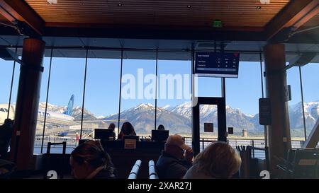 Vista panoramica sul monte Teton dal gate di partenza dell'aeroporto di Jackson Foto Stock