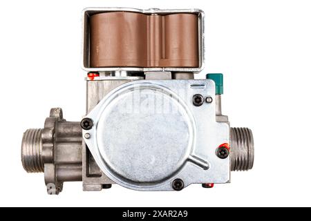 Parte di ricambio della caldaia a gas isolata su sfondo bianco. Chiusura di una valvola usata come parte di un bruciatore a gas in una caldaia a condensazione. Foto Stock