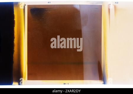 Pellicola negativa da 120 mm di colore grintoso con perdite di luce isolate su sfondo bianco. Pellicola di formato medio su sfondo bianco, segnaposto per foto retrò Foto Stock