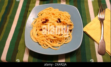 Un piatto di spaghetti carbonara al dente. Foto Stock