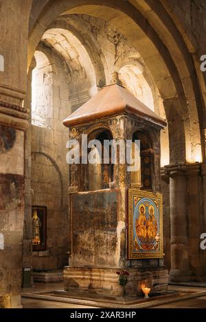 Mtskheta, Georgia. Cattedrale di Svetitskhoveli del pilastro vivente, antica chiesa ortodossa georgiana. Ciborio sotto il quale si dice la veste di Gesù Foto Stock