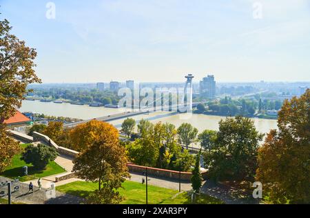 Slovacchia, Bratislava - 8 ottobre 2022: Vista dall'alto del Ponte della rivolta Nazionale Slovacca e del Danubio Foto Stock