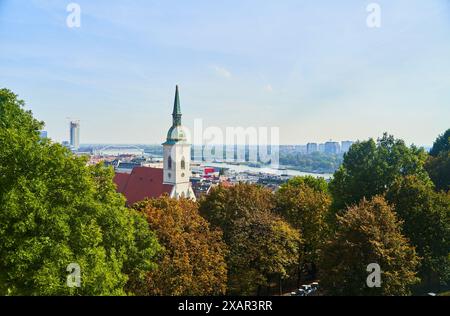 Slovacchia, Bratislava - 8 ottobre 2022: Vista dall'alto della cattedrale di Santa Maria e della città di Bratislava, Slovacchia Foto Stock