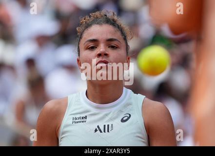 Parigi, Francia. 8 giugno 2024. Jasmine Paolini reagisce durante la finale di singolare femminile tra IgA Swiatek della Polonia e Jasmine Paolini dell'Italia al torneo di tennis Open di Francia al Roland Garros, Parigi, Francia, 8 giugno 2024. Crediti: Gao Jing/Xinhua/Alamy Live News Foto Stock