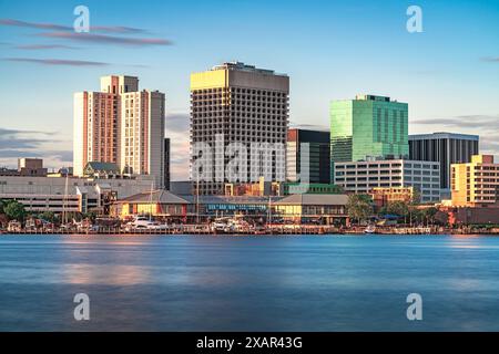 Norfolk, Virginia, Stati Uniti, skyline sul fiume Elizabeth al crepuscolo. Foto Stock