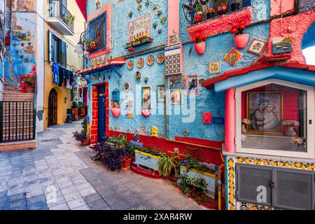 Vietri sul Mare, strade cittadine decorate in modo decorato in Italia. Foto Stock