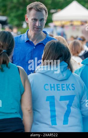 Church Lane, Milford. 8 giugno 2024. Il Cancelliere, Jeremy Hunt, alla festa estiva di Milford vicino a Godalming nel Surrey, mostrando il suo sostegno alla nuova organizzazione benefica "Charlie's Promise". Il signor Hunt è raffigurato con Martin Cosser, il padre di Charlie Cosser, che è stato pugnalato a morte durante una festa di fine mandato a Warnham nel luglio 2023. Crediti: james jagger/Alamy Live News Foto Stock