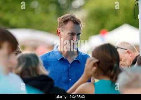 Church Lane, Milford. 8 giugno 2024. Il Cancelliere, Jeremy Hunt, alla festa estiva di Milford vicino a Godalming nel Surrey, mostrando il suo sostegno alla nuova organizzazione benefica "Charlie's Promise". Il signor Hunt è raffigurato con Martin Cosser, il padre di Charlie Cosser, che è stato pugnalato a morte durante una festa di fine mandato a Warnham nel luglio 2023. Crediti: james jagger/Alamy Live News Foto Stock