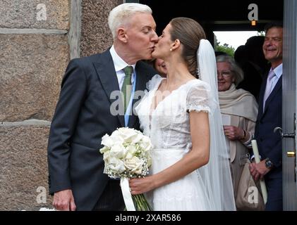 8 giugno 2024, Schleswig-Holstein, Keitum/Sylt: Il musicista H.P. Baxxter e la sua sposa Sara lasciano la chiesa di St. Severin su Sylt dopo il loro matrimonio. Non e' il primo matrimonio per H.P. Baxxter. Il nativo frisone orientale di Leer, il cui vero nome è Hans Peter Geerdes, è già stato sposato due volte. Foto: Lea Sarah Albert/dpa Foto Stock