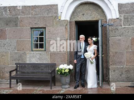 8 giugno 2024, Schleswig-Holstein, Keitum/Sylt: Il musicista H.P. Baxxter e la sua sposa Sara lasciano la chiesa di St. Severin su Sylt dopo il loro matrimonio. Non e' il primo matrimonio per H.P. Baxxter. Il nativo frisone orientale di Leer, il cui vero nome è Hans Peter Geerdes, è già stato sposato due volte. Foto: Lea Sarah Albert/dpa Foto Stock