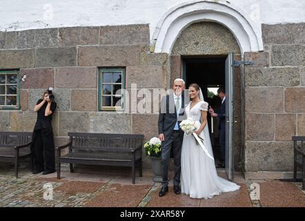 8 giugno 2024, Schleswig-Holstein, Keitum/Sylt: Il musicista H.P. Baxxter e la sua sposa Sara lasciano la chiesa di St. Severin su Sylt dopo il loro matrimonio. Non e' il primo matrimonio per H.P. Baxxter. Il nativo frisone orientale di Leer, il cui vero nome è Hans Peter Geerdes, è già stato sposato due volte. Foto: Lea Sarah Albert/dpa Foto Stock