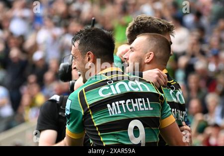 Twickenham Stadium, Londra, Regno Unito. 8 giugno 2024. Gallagher Premiership Rugby Final, Northampton Saints contro Bath; Ollie Sleightholme dei Northampton Saints festeggia con la sua squadra dopo aver segnato una meta al 28° minuto per il 15-3 contro i Northampton Saints Credit: Action Plus Sports/Alamy Live News Foto Stock