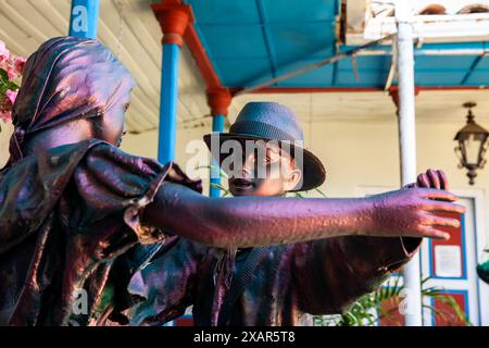 AGUADAS, COLOMBIA - 15 GENNAIO 2024: Scultura di due bambini di campagna che ballano nella città storica di Aguadas in Colombia. Foto Stock