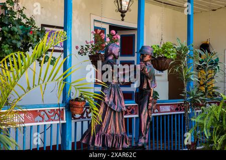 AGUADAS, COLOMBIA - 15 GENNAIO 2024: Scultura di due bambini di campagna che ballano nella città storica di Aguadas in Colombia. Foto Stock