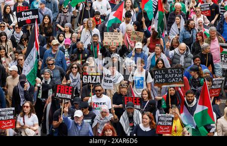 Londra, Regno Unito. 8 giugno 2024. marcia pro palestinese attraverso il centro di Londra. I manifestanti chiedono al governo britannico di smettere di dare denaro a Israele. Crediti: Mark Thomas/Alamy Live News Foto Stock