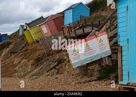 Milford on Sea, Hampshire, Regno Unito. 8 giugno 2024. Alcune capanne sulla spiaggia di Hordle Cliffs, Milford-on-Sea, sono state gravemente danneggiate a causa dell'erosione della spiaggia e dei movimenti di terra in seguito alle tempeste. Il nuovo Consiglio Distrettuale forestale ha organizzato i lavori per iniziare a rimuoverli il lunedì, se le condizioni lo consentono, il lavoro reso più difficile dal limitato accesso alla spiaggia e dal lavoro sulle maree. Crediti: Carolyn Jenkins/Alamy Live News Foto Stock