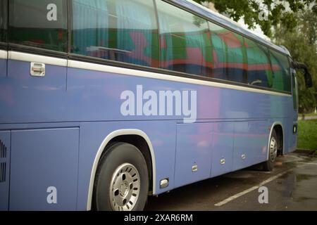 Autobus nel parcheggio. Autobus navetta in città. Trasporti pubblici. Compagnia di trasporto privata. Foto Stock