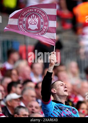 I tifosi dei Wigan Warriors fanno il tifo per la finale della Betfred Challenge Cup al Wembley Stadium di Londra. Data foto: Sabato 8 giugno 2024. Foto Stock