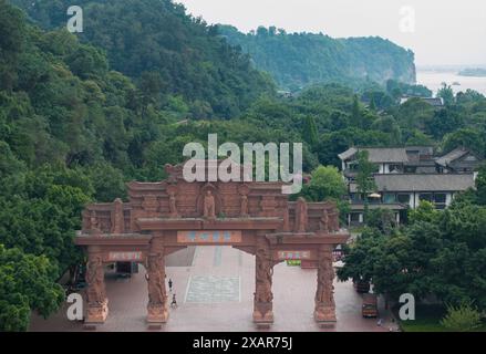 (240608) -- LESHAN, 8 giugno 2024 (Xinhua) -- questa foto con drone mostra un'arcata nell'area panoramica del Buddha gigante di Leshan nella provincia del Sichuan, nella Cina sud-occidentale, 4 giugno 2024. Scolpito su una collina nell'VIII secolo, il Buddha gigante di Leshan è un'area di bellezza naturale in cui l'elemento umano è stato integrato con abilità e sottigliezza. Di fronte alla confluenza dei fiumi Minjiang, Dadu e Qingyi, il Buddha gigante di Leshan, alto 71 metri, è uno dei più importanti tesori culturali della Cina. Il Buddha gigante di Leshan è stato iscritto nella lista del patrimonio culturale mondiale dell'UNESCO nel 1996. (XI Foto Stock