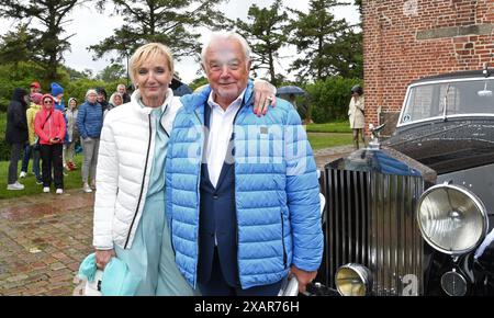 8 giugno 2024, Schleswig-Holstein, Keitum/Sylt: Il politico FDP Wolfgang Kubicki e sua moglie Annette Marberth-Kubicki posano dopo il matrimonio del frontman degli Scooter H.P. Baxxter di fronte alla chiesa di St. Severin a Sylt. Non e' stato il primo matrimonio per H.P. Baxxter. Il nativo frisone orientale di Leer, il cui vero nome è Hans Peter Geerdes, è già stato sposato due volte. Foto: Lea Sarah Albert/dpa Foto Stock