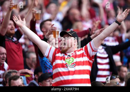 I tifosi dei Wigan Warriors fanno il tifo per la finale della Betfred Challenge Cup al Wembley Stadium di Londra. Data foto: Sabato 8 giugno 2024. Foto Stock