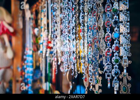 Fila di braccialetti in argento appesi Foto Stock