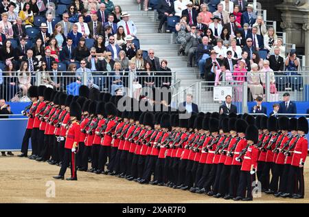 Horse Guards Parade Londra, Regno Unito. 8 giugno 2024. La rivista del colonnello della trooping of the Colour per la parata del compleanno del re ha luogo. Questa prova formale della parata cerimoniale di Stato è la revisione formale finale in uniforme completa delle truppe e dei cavalli prima di sfilare per la HM la parata ufficiale del compleanno del re il 15 giugno. I soldati sono ispezionati dal tenente generale Sir James Bucknall KCB CBE che prende il saluto, in piedi per Catherine, Principessa di Galles di fronte a un pubblico pieno. Crediti: Malcolm Park/Alamy Foto Stock