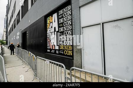 NEW YORK, NEW YORK, USA - 06 GIUGNO 2024: Vista esterna dall'ingresso dell'edificio su Varick Street con cartello Tribeca Festival Foto Stock