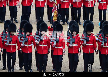 Horse Guards Parade Londra, Regno Unito. 8 giugno 2024. La rivista del colonnello della trooping of the Colour per la parata del compleanno del re ha luogo. Questa prova formale della parata cerimoniale di Stato è la revisione formale finale in uniforme completa delle truppe e dei cavalli prima di sfilare per la HM la parata ufficiale del compleanno del re il 15 giugno. I soldati sono ispezionati dal tenente generale Sir James Bucknall KCB CBE che prende il saluto, in piedi per Catherine, Principessa di Galles di fronte a un pubblico pieno. Crediti: Malcolm Park/Alamy Foto Stock