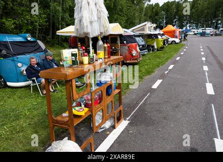 Mantorp Park, Svezia. 8 giugno 2024. Bug Run al Mantorp Park, Mantorp, Svezia, durante il sabato. Gli appassionati di VW provenienti da tutta la Svezia si riuniscono alla Bug Run, che celebra i 40 anni di quest'anno, qui le persone incontrano coleotteri VW, autobus e altri modelli VW classici. Crediti: Jeppe Gustafsson/Alamy Live News Foto Stock