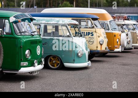 Mantorp Park, Svezia. 8 giugno 2024. Bug Run al Mantorp Park, Mantorp, Svezia, durante il sabato. Gli appassionati di VW provenienti da tutta la Svezia si riuniscono alla Bug Run, che celebra i 40 anni di quest'anno, qui le persone incontrano coleotteri VW, autobus e altri modelli VW classici. Crediti: Jeppe Gustafsson/Alamy Live News Foto Stock