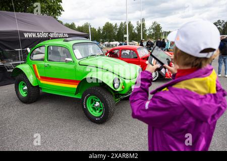 Mantorp Park, Svezia. 8 giugno 2024. Bug Run al Mantorp Park, Mantorp, Svezia, durante il sabato. Gli appassionati di VW provenienti da tutta la Svezia si riuniscono alla Bug Run, che celebra i 40 anni di quest'anno, qui le persone incontrano coleotteri VW, autobus e altri modelli VW classici. Crediti: Jeppe Gustafsson/Alamy Live News Foto Stock