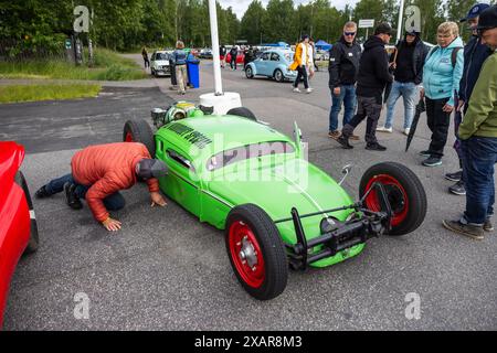 Mantorp Park, Svezia. 8 giugno 2024. Bug Run al Mantorp Park, Mantorp, Svezia, durante il sabato. Gli appassionati di VW provenienti da tutta la Svezia si riuniscono alla Bug Run, che celebra i 40 anni di quest'anno, qui le persone incontrano coleotteri VW, autobus e altri modelli VW classici. Crediti: Jeppe Gustafsson/Alamy Live News Foto Stock