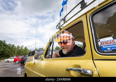 Mantorp Park, Svezia. 8 giugno 2024. Bug Run al Mantorp Park, Mantorp, Svezia, durante il sabato. Gli appassionati di VW provenienti da tutta la Svezia si riuniscono alla Bug Run, che celebra i 40 anni di quest'anno, qui le persone incontrano coleotteri VW, autobus e altri modelli VW classici. Crediti: Jeppe Gustafsson/Alamy Live News Foto Stock