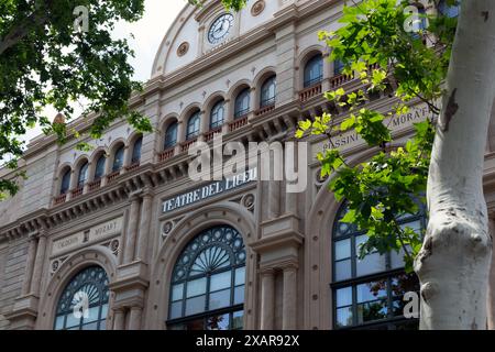 BARCELLONA, SPAGNA - 20 MAGGIO 2024: Vista esterna del Teatro dell'Opera del Gran Teatre del Liceu a Las Ramblas con cartello Foto Stock