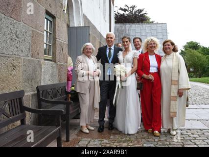 8 giugno 2024, Schleswig-Holstein, Keitum/Sylt: Ellen Geerdes (l-r), musicista del musicista H.P. Baxxter, H.P. Baxter, sua moglie Sara, la sorella di Baxxter Britt Maxime e la pastore di Sylt Susanne Zingel stanno di fronte alla chiesa di St. Severin dopo la cerimonia nuziale. Questo non e' il primo matrimonio di H.P. Baxxter. Il nativo frisone orientale di Leer, il cui vero nome è Hans Peter Geerdes, è già stato sposato due volte. Foto: Lea Sarah Albert/dpa Foto Stock