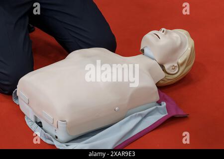 Manichino per addestramento RCP su tappetino rosso Foto Stock
